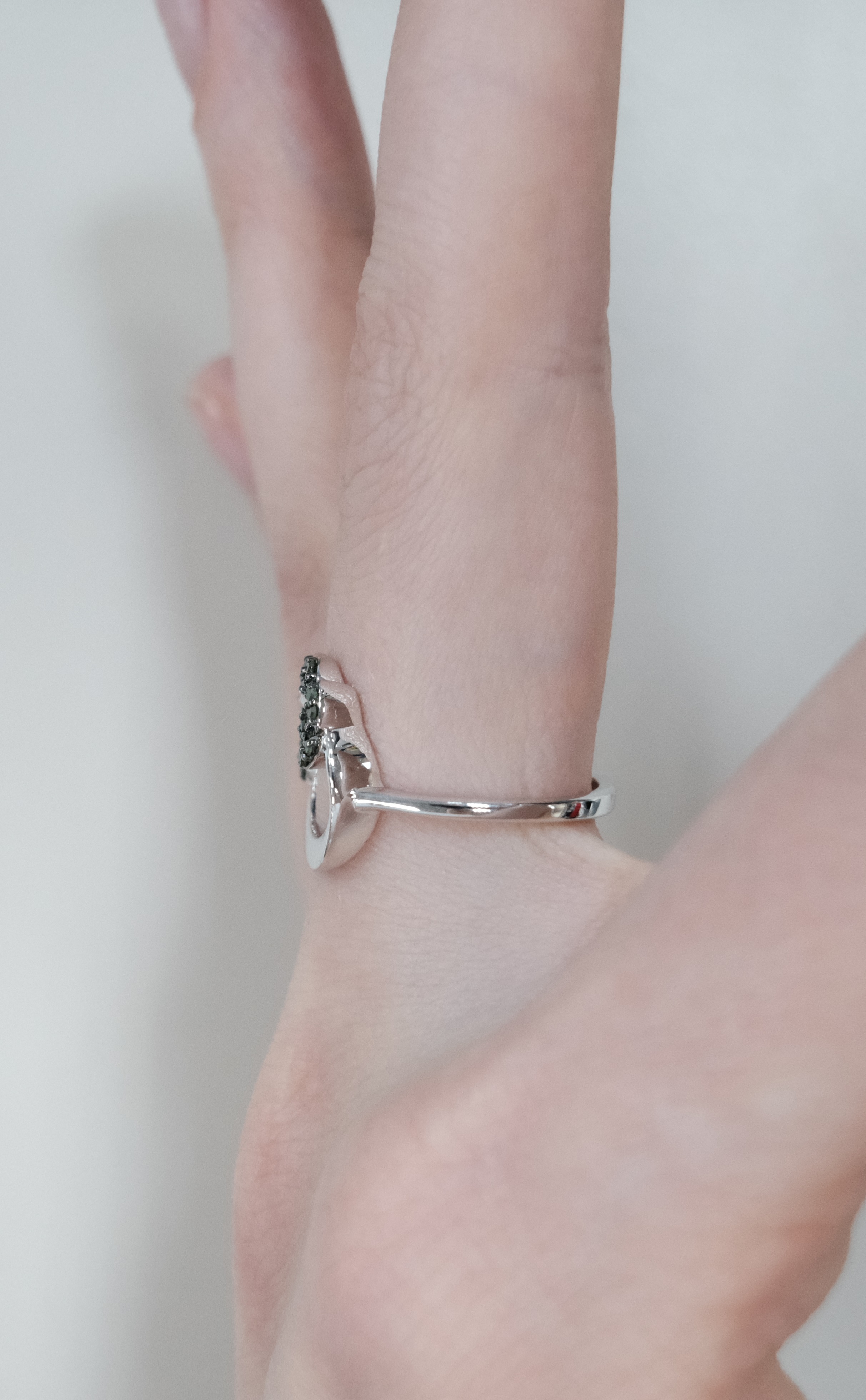Серебряное кольцо с зелеными бриллиантами